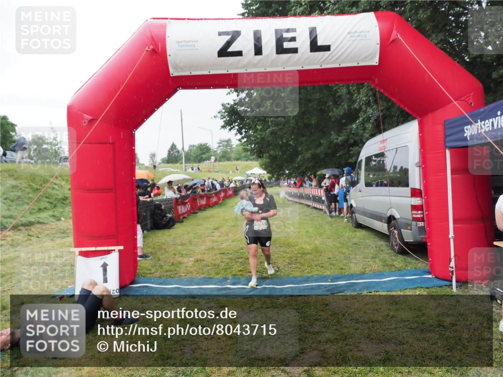 21.06.2025 - 27. Vierlanden-Triathlon MichiJ http://msf.ph/oto/8043715 15.06.2026 13:43:32 Ziel 720, 945 meine-sportfotos.de
