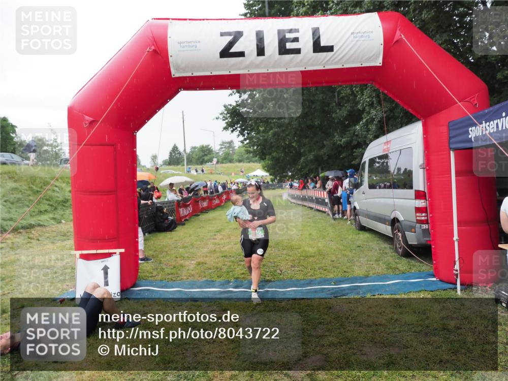21.06.2025 - 27. Vierlanden-Triathlon MichiJ http://msf.ph/oto/8043722 15.06.2026 13:43:33 Ziel 144, 945 meine-sportfotos.de