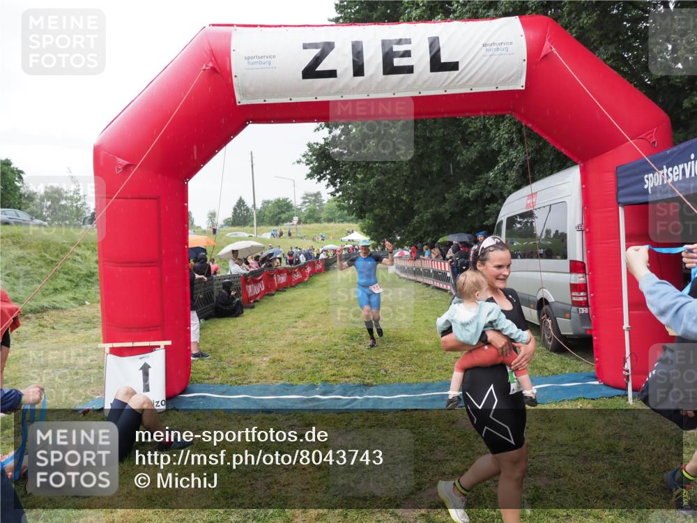 21.06.2025 - 27. Vierlanden-Triathlon MichiJ http://msf.ph/oto/8043743 15.06.2026 13:43:36 Ziel 144, 945 meine-sportfotos.de