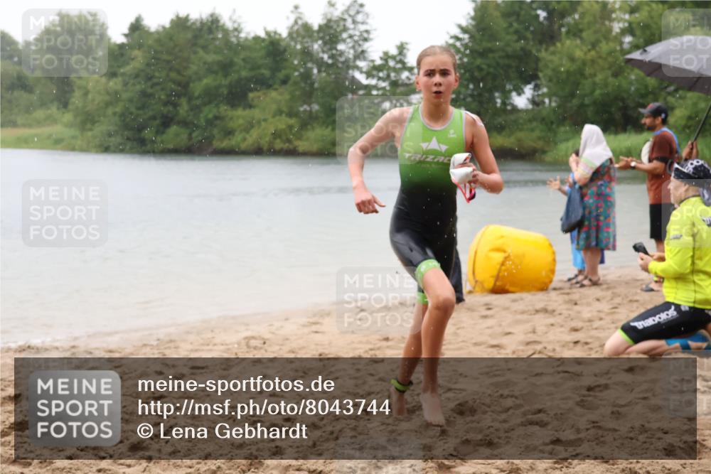 21.06.2025 - 27. Vierlanden-Triathlon Lena Gebhardt http://msf.ph/oto/8043744 15.06.2025 14:37:35 Schwimmen 1328, 1343 meine-sportfotos.de