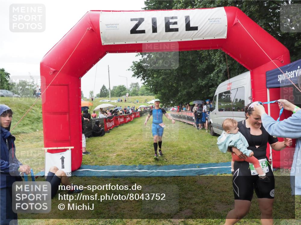21.06.2025 - 27. Vierlanden-Triathlon MichiJ http://msf.ph/oto/8043752 15.06.2026 13:43:36 Ziel 144, 945 meine-sportfotos.de