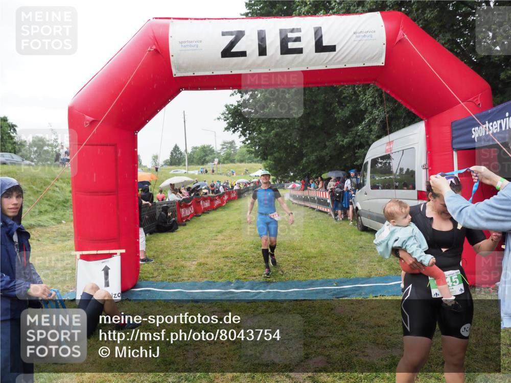 21.06.2025 - 27. Vierlanden-Triathlon MichiJ http://msf.ph/oto/8043754 15.06.2026 13:43:37 Ziel 144, 945 meine-sportfotos.de