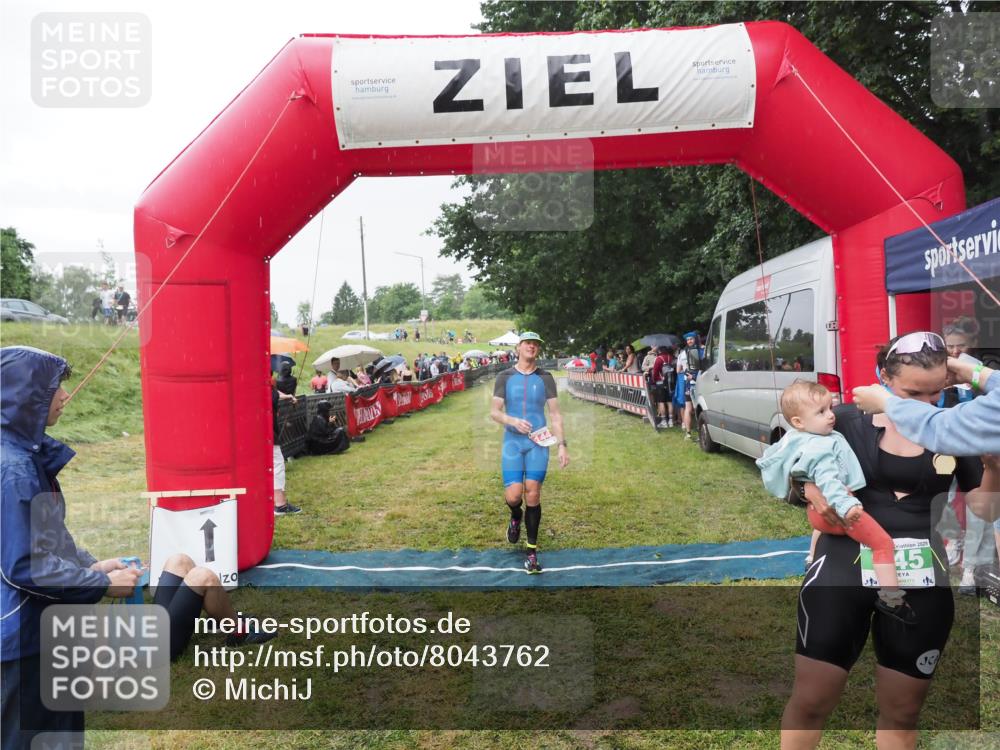 21.06.2025 - 27. Vierlanden-Triathlon MichiJ http://msf.ph/oto/8043762 15.06.2026 13:43:37 Ziel 144, 945 meine-sportfotos.de