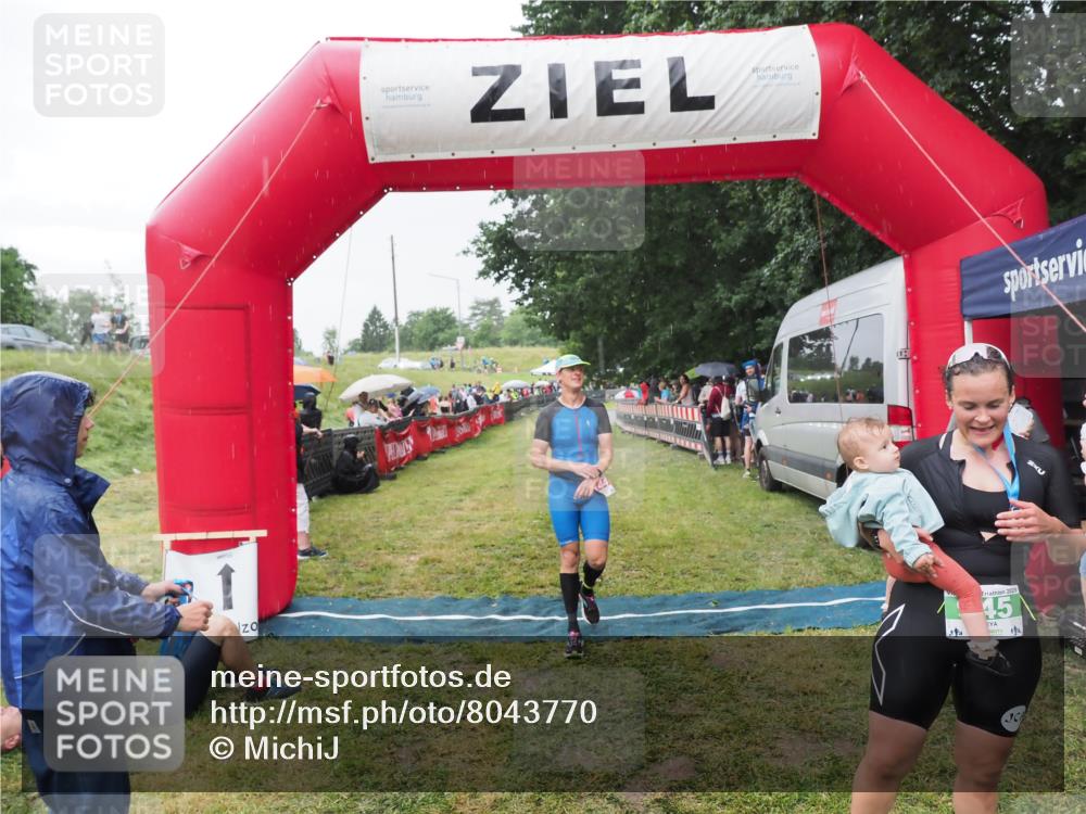 21.06.2025 - 27. Vierlanden-Triathlon MichiJ http://msf.ph/oto/8043770 15.06.2026 13:43:38 Ziel 144, 945 meine-sportfotos.de