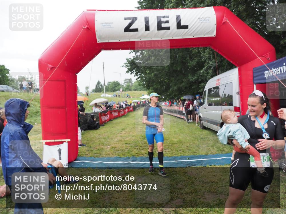 21.06.2025 - 27. Vierlanden-Triathlon MichiJ http://msf.ph/oto/8043774 15.06.2026 13:43:38 Ziel 144, 945 meine-sportfotos.de