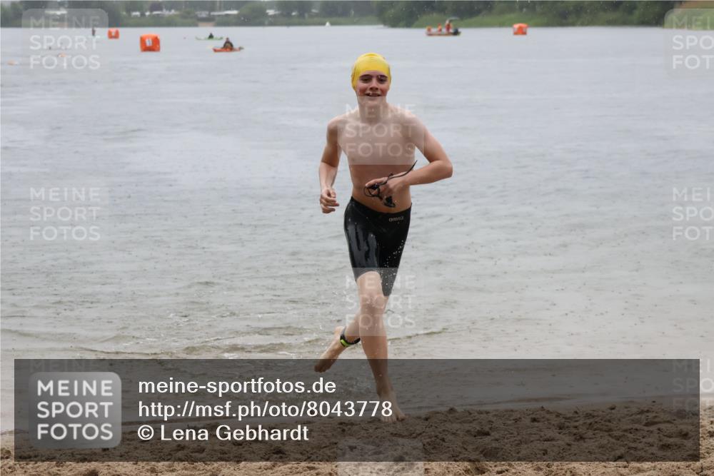 21.06.2025 - 27. Vierlanden-Triathlon Lena Gebhardt http://msf.ph/oto/8043778 15.06.2025 14:37:53 Schwimmen 1323 meine-sportfotos.de