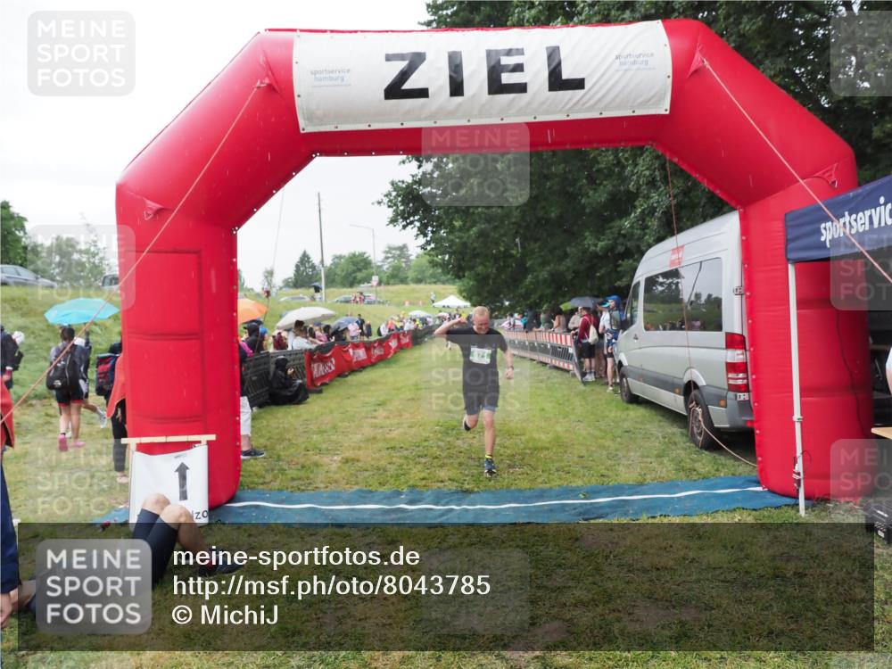 21.06.2025 - 27. Vierlanden-Triathlon MichiJ http://msf.ph/oto/8043785 15.06.2026 13:43:53 Ziel 671 meine-sportfotos.de