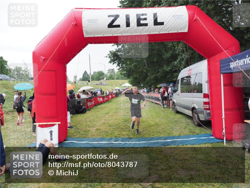 21.06.2025 - 27. Vierlanden-Triathlon MichiJ http://msf.ph/oto/8043787 15.06.2026 13:43:53 Ziel 671 meine-sportfotos.de