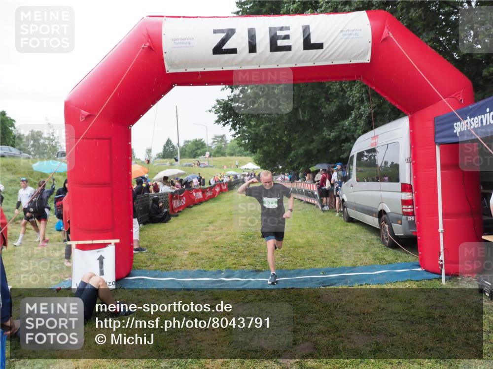 21.06.2025 - 27. Vierlanden-Triathlon MichiJ http://msf.ph/oto/8043791 15.06.2026 13:43:53 Ziel 671 meine-sportfotos.de