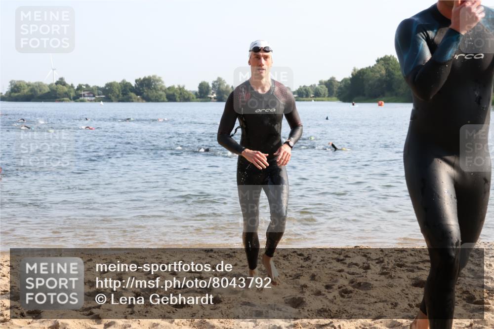 15.06.2025 - 27. Vierlanden-Triathlon Lena Gebhardt http://msf.ph/oto/8043792 15.06.2025 08:33:05 Schwimmen 15, 36, 185, 234 meine-sportfotos.de