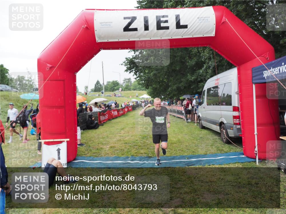 21.06.2025 - 27. Vierlanden-Triathlon MichiJ http://msf.ph/oto/8043793 15.06.2026 13:43:54 Ziel 671 meine-sportfotos.de