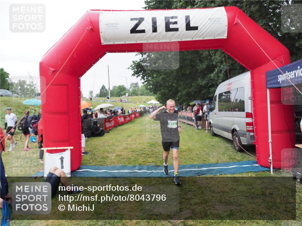 21.06.2025 - 27. Vierlanden-Triathlon MichiJ http://msf.ph/oto/8043796 15.06.2026 13:43:54 Ziel 671 meine-sportfotos.de