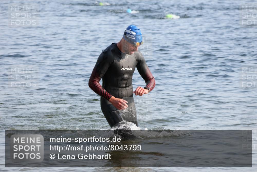 15.06.2025 - 27. Vierlanden-Triathlon Lena Gebhardt http://msf.ph/oto/8043799 15.06.2025 08:33:09 Schwimmen 15, 36, 61, 185, 234 meine-sportfotos.de