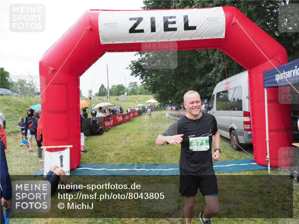 21.06.2025 - 27. Vierlanden-Triathlon MichiJ http://msf.ph/oto/8043805 15.06.2026 13:43:54 Ziel 671 meine-sportfotos.de