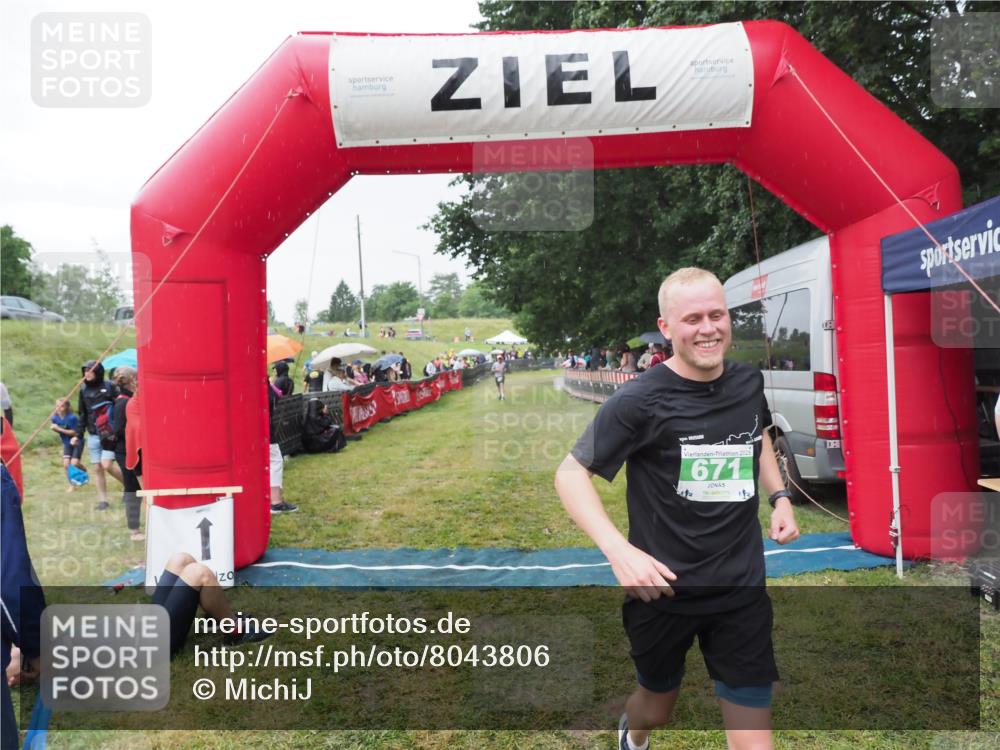 21.06.2025 - 27. Vierlanden-Triathlon MichiJ http://msf.ph/oto/8043806 15.06.2026 13:43:55 Ziel 671 meine-sportfotos.de