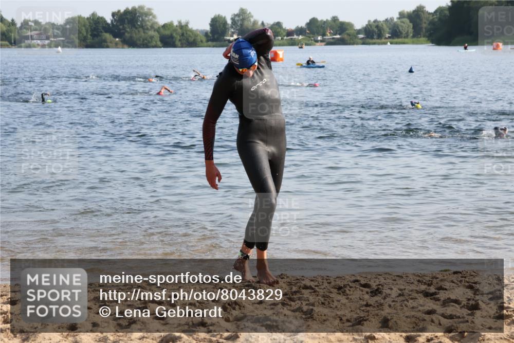 15.06.2025 - 27. Vierlanden-Triathlon Lena Gebhardt http://msf.ph/oto/8043829 15.06.2025 08:33:14 Schwimmen 15, 36, 61 meine-sportfotos.de