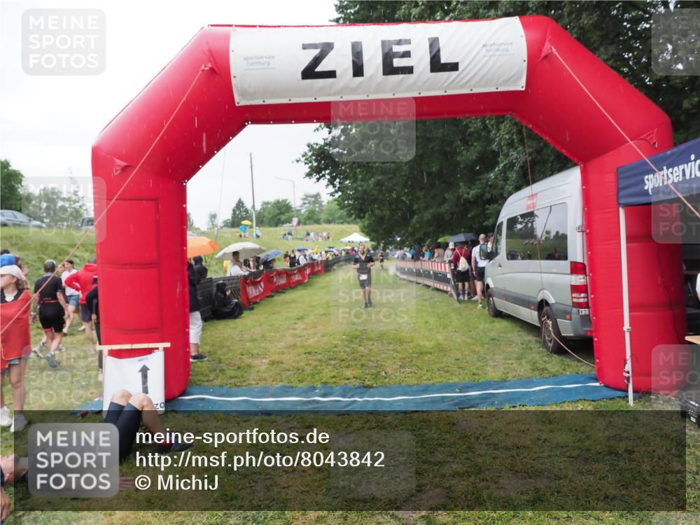 21.06.2025 - 27. Vierlanden-Triathlon MichiJ http://msf.ph/oto/8043842 15.06.2026 13:44:08 Ziel 34, 655 meine-sportfotos.de