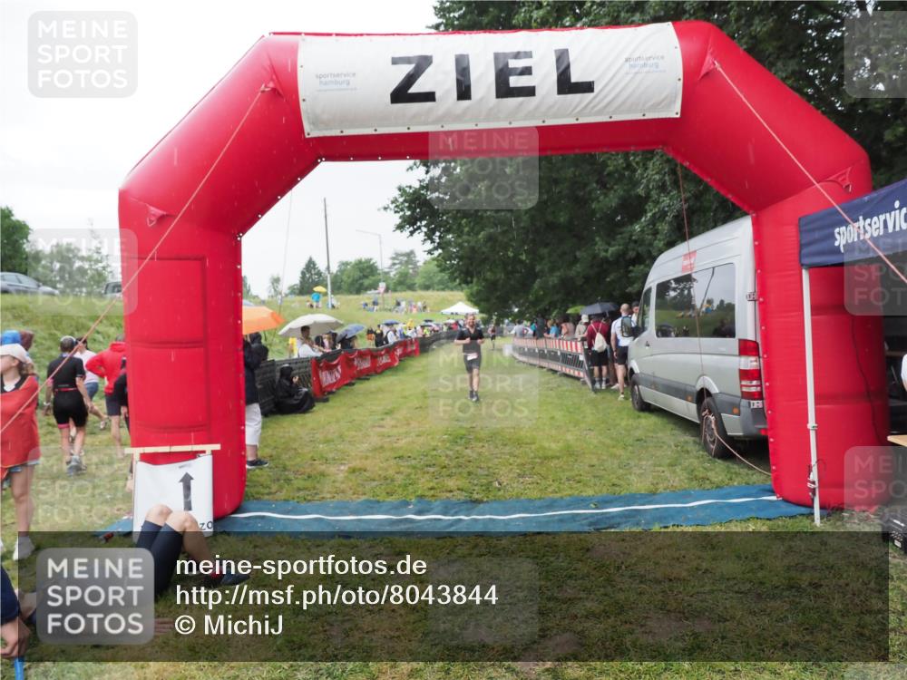 21.06.2025 - 27. Vierlanden-Triathlon MichiJ http://msf.ph/oto/8043844 15.06.2026 13:44:08 Ziel 34, 655 meine-sportfotos.de