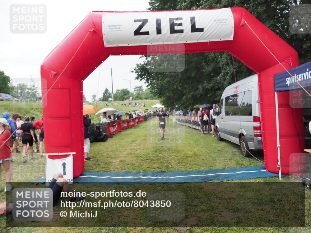 21.06.2025 - 27. Vierlanden-Triathlon MichiJ http://msf.ph/oto/8043850 15.06.2026 13:44:09 Ziel 34 meine-sportfotos.de