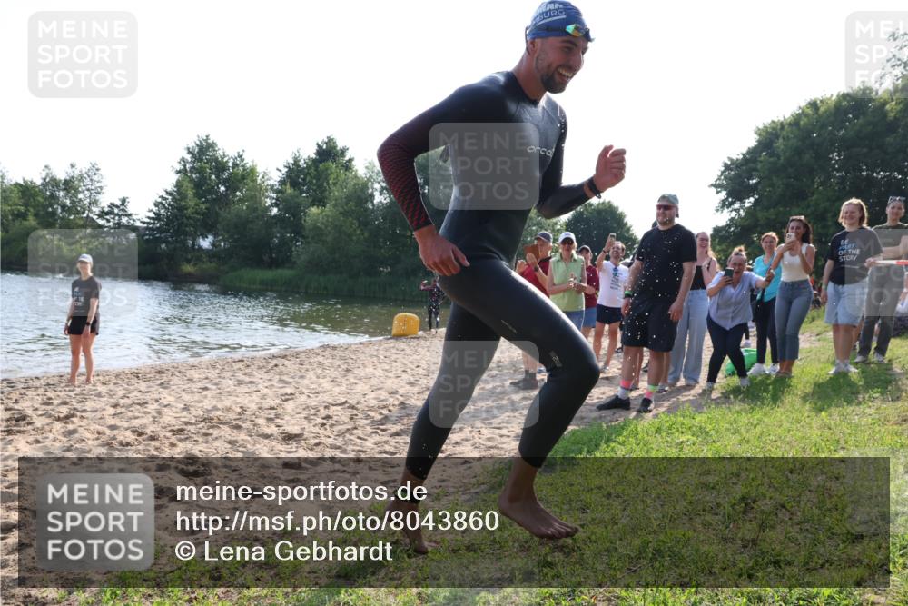 15.06.2025 - 27. Vierlanden-Triathlon Lena Gebhardt http://msf.ph/oto/8043860 15.06.2025 08:33:18 Schwimmen 61 meine-sportfotos.de