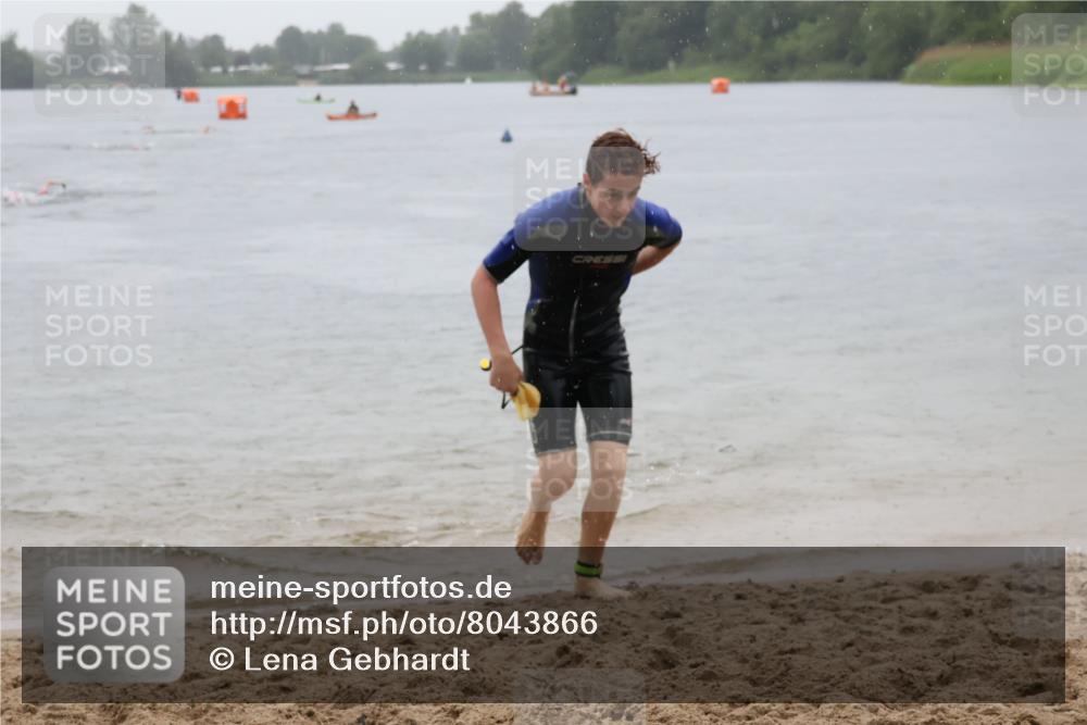 21.06.2025 - 27. Vierlanden-Triathlon Lena Gebhardt http://msf.ph/oto/8043866 15.06.2025 14:38:14 Schwimmen 1331 meine-sportfotos.de