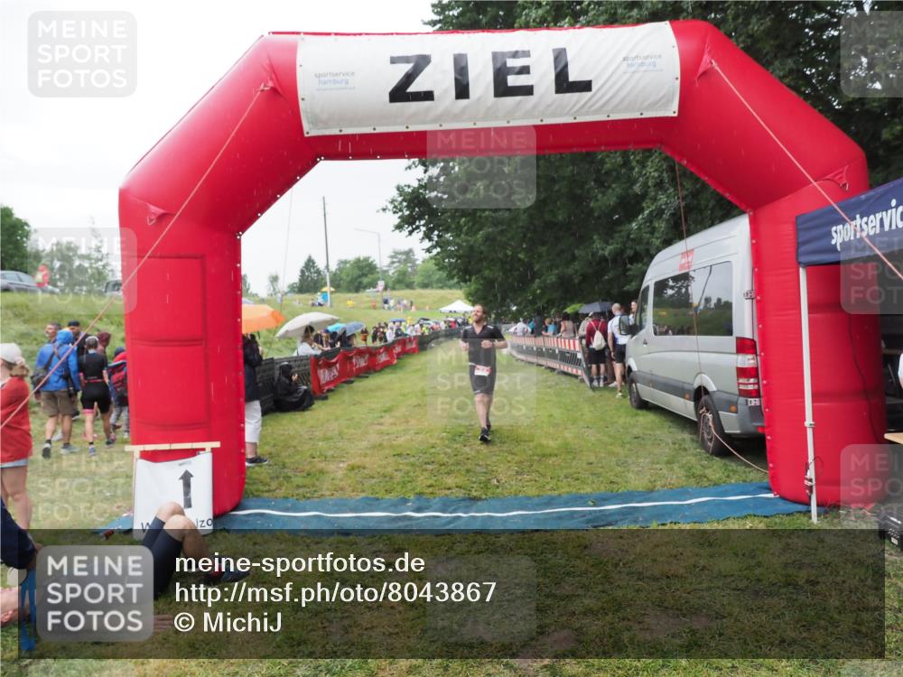 21.06.2025 - 27. Vierlanden-Triathlon MichiJ http://msf.ph/oto/8043867 15.06.2026 13:44:10 Ziel 34 meine-sportfotos.de