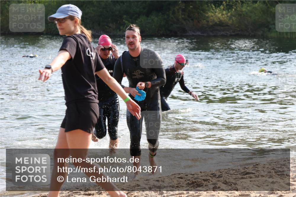 15.06.2025 - 27. Vierlanden-Triathlon Lena Gebhardt http://msf.ph/oto/8043871 15.06.2025 08:33:58 Schwimmen 49, 78 meine-sportfotos.de