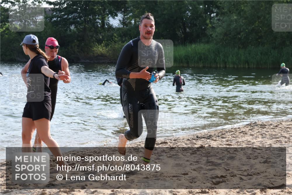 15.06.2025 - 27. Vierlanden-Triathlon Lena Gebhardt http://msf.ph/oto/8043875 15.06.2025 08:34:00 Schwimmen 49, 78 meine-sportfotos.de