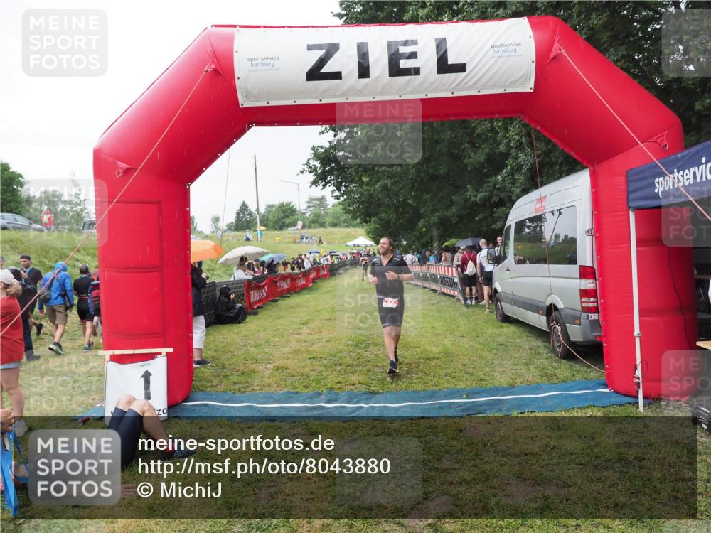 21.06.2025 - 27. Vierlanden-Triathlon MichiJ http://msf.ph/oto/8043880 15.06.2026 13:44:11 Ziel 34 meine-sportfotos.de