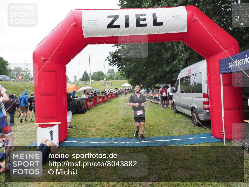 21.06.2025 - 27. Vierlanden-Triathlon MichiJ http://msf.ph/oto/8043882 15.06.2026 13:44:11 Ziel 34 meine-sportfotos.de
