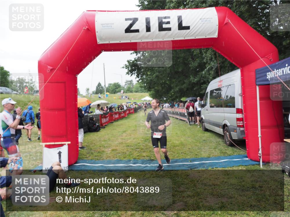 21.06.2025 - 27. Vierlanden-Triathlon MichiJ http://msf.ph/oto/8043889 15.06.2026 13:44:12 Ziel 34 meine-sportfotos.de