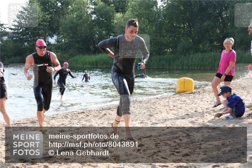 15.06.2025 - 27. Vierlanden-Triathlon Lena Gebhardt http://msf.ph/oto/8043891 15.06.2025 08:34:01 Schwimmen 49, 78 meine-sportfotos.de