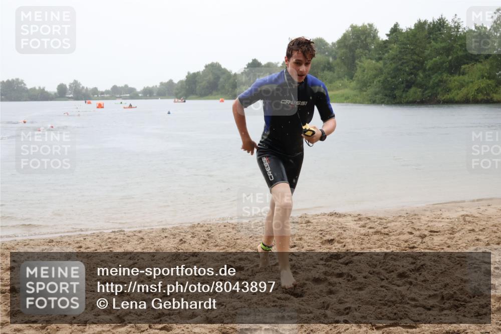 21.06.2025 - 27. Vierlanden-Triathlon Lena Gebhardt http://msf.ph/oto/8043897 15.06.2025 14:38:15 Schwimmen 1331 meine-sportfotos.de