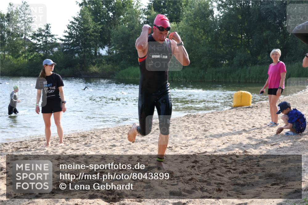 15.06.2025 - 27. Vierlanden-Triathlon Lena Gebhardt http://msf.ph/oto/8043899 15.06.2025 08:34:02 Schwimmen 49, 78 meine-sportfotos.de
