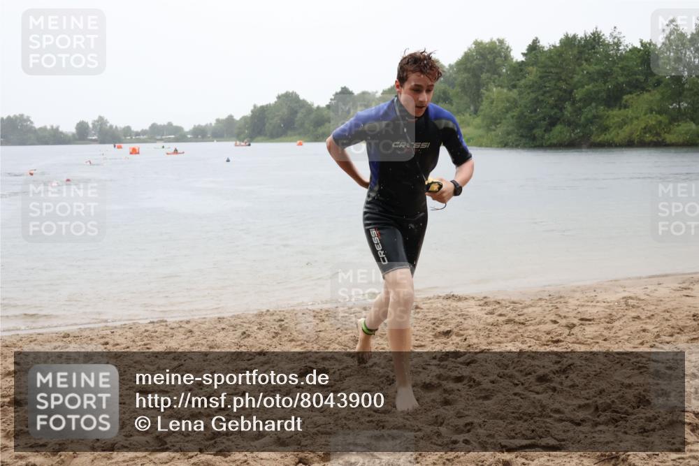 21.06.2025 - 27. Vierlanden-Triathlon Lena Gebhardt http://msf.ph/oto/8043900 15.06.2025 14:38:15 Schwimmen 1331 meine-sportfotos.de