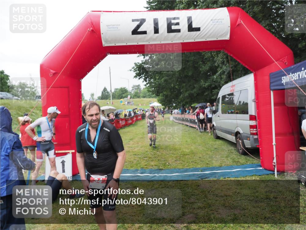 21.06.2025 - 27. Vierlanden-Triathlon MichiJ http://msf.ph/oto/8043901 15.06.2026 13:44:17 Ziel 34, 1142 meine-sportfotos.de