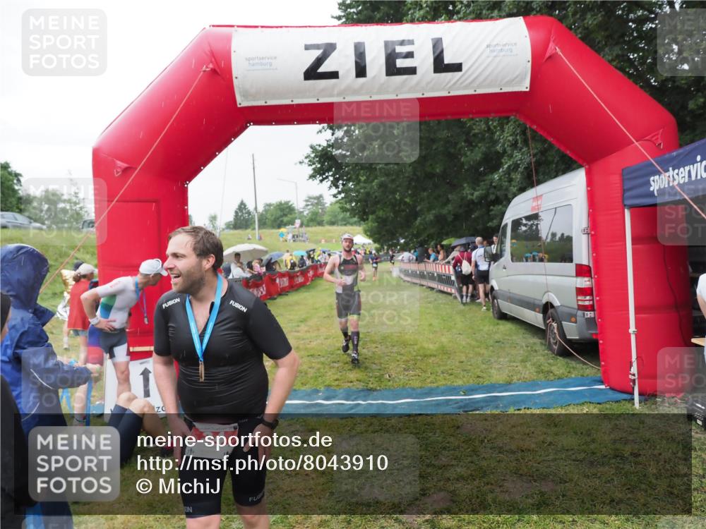 21.06.2025 - 27. Vierlanden-Triathlon MichiJ http://msf.ph/oto/8043910 15.06.2026 13:44:18 Ziel 34, 1142 meine-sportfotos.de