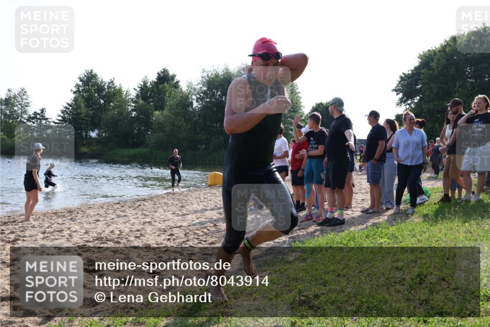 15.06.2025 - 27. Vierlanden-Triathlon Lena Gebhardt http://msf.ph/oto/8043914 15.06.2025 08:34:03 Schwimmen 49, 78 meine-sportfotos.de