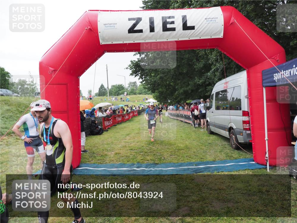 21.06.2025 - 27. Vierlanden-Triathlon MichiJ http://msf.ph/oto/8043924 15.06.2026 13:44:25 Ziel 750, 878, 1142 meine-sportfotos.de