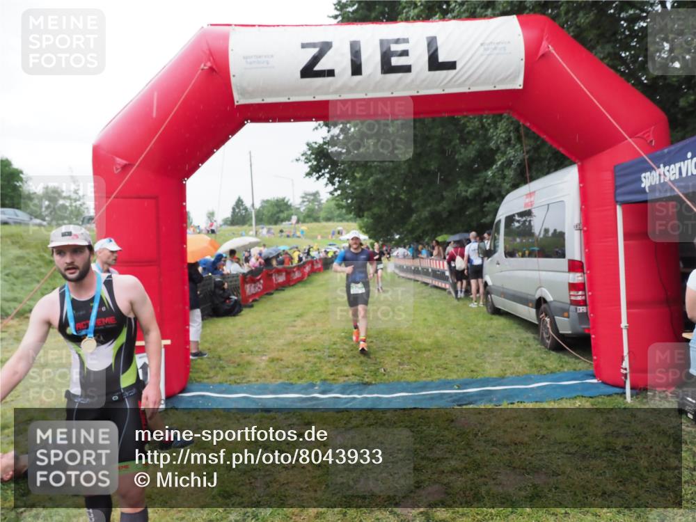 21.06.2025 - 27. Vierlanden-Triathlon MichiJ http://msf.ph/oto/8043933 15.06.2026 13:44:25 Ziel 750, 878, 1142 meine-sportfotos.de