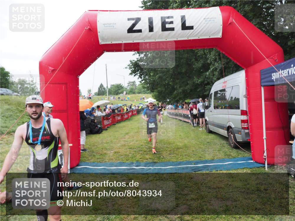 21.06.2025 - 27. Vierlanden-Triathlon MichiJ http://msf.ph/oto/8043934 15.06.2026 13:44:25 Ziel 750, 878, 1142 meine-sportfotos.de