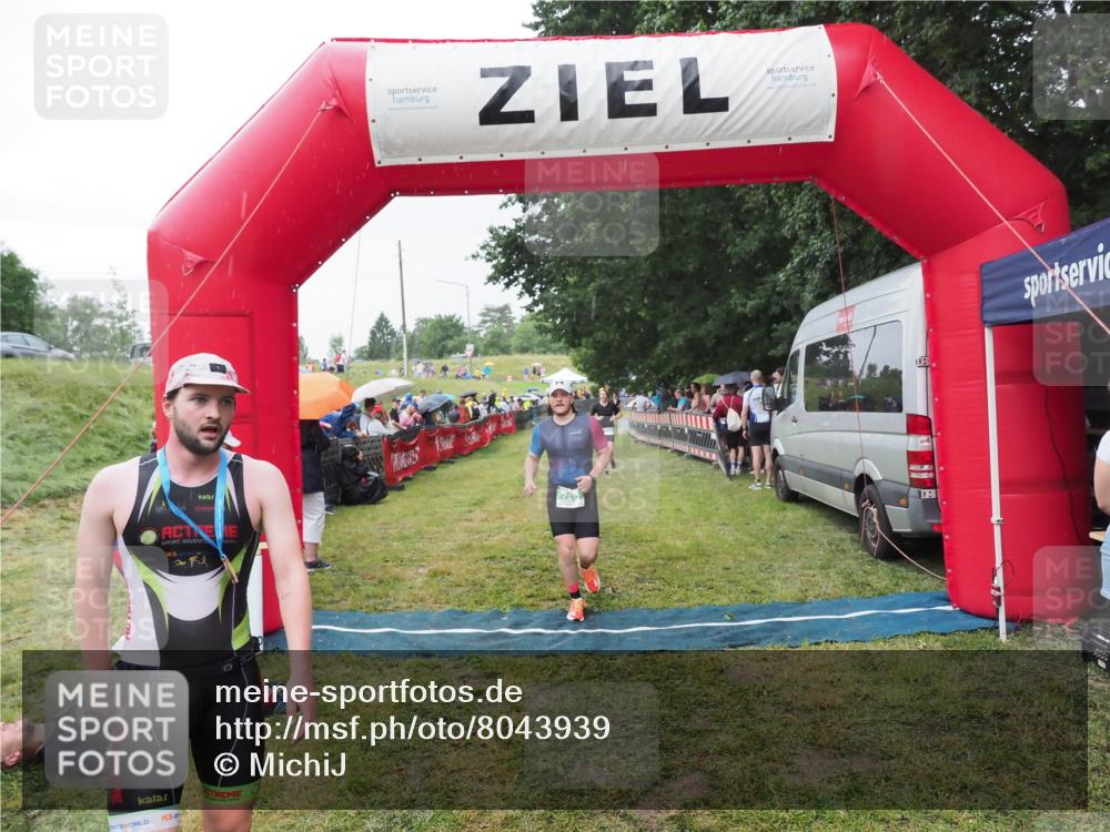 21.06.2025 - 27. Vierlanden-Triathlon MichiJ http://msf.ph/oto/8043939 15.06.2026 13:44:26 Ziel 750, 878 meine-sportfotos.de