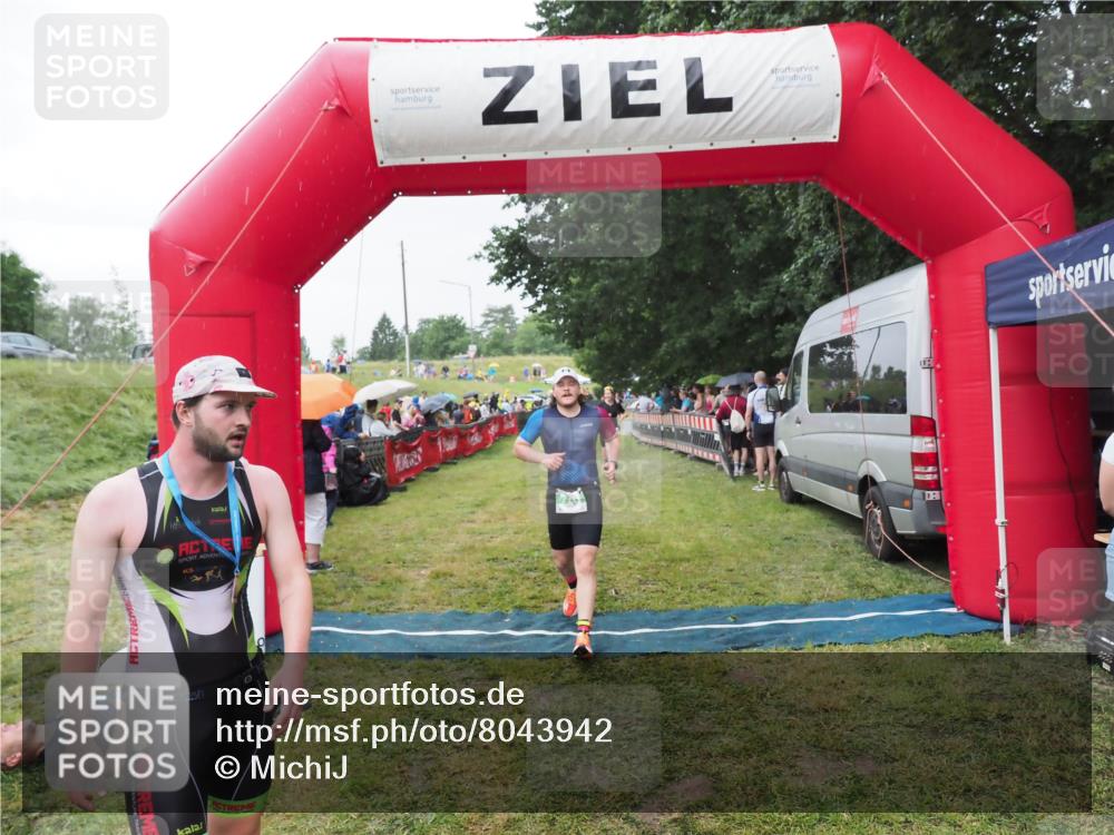 21.06.2025 - 27. Vierlanden-Triathlon MichiJ http://msf.ph/oto/8043942 15.06.2026 13:44:26 Ziel 750, 878 meine-sportfotos.de