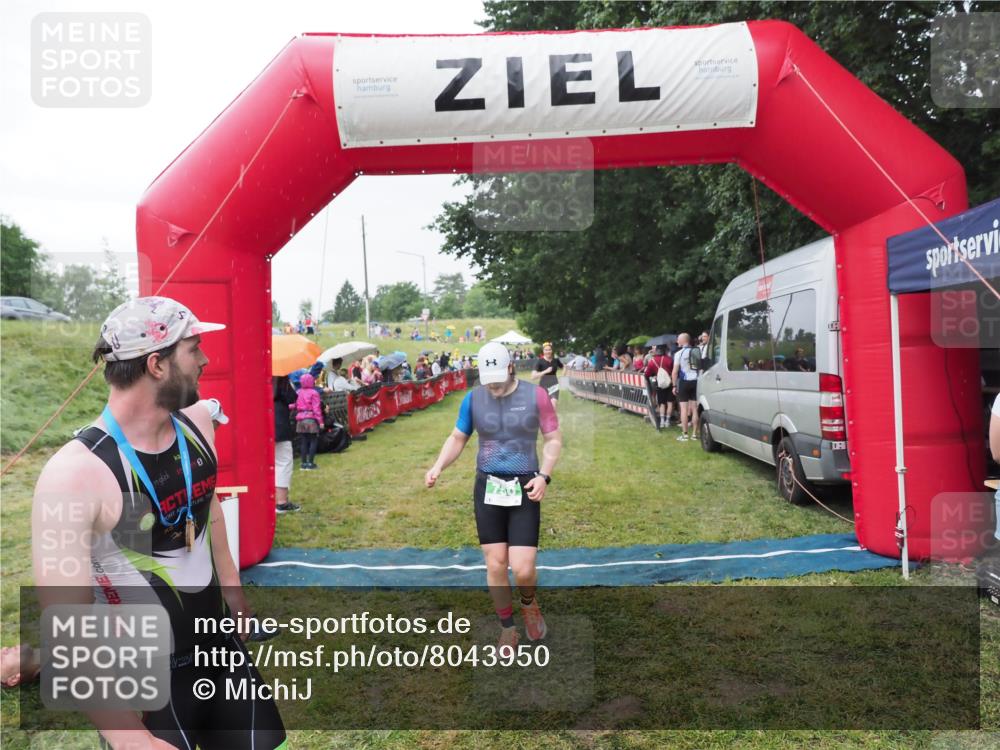 21.06.2025 - 27. Vierlanden-Triathlon MichiJ http://msf.ph/oto/8043950 15.06.2026 13:44:27 Ziel 750, 878 meine-sportfotos.de