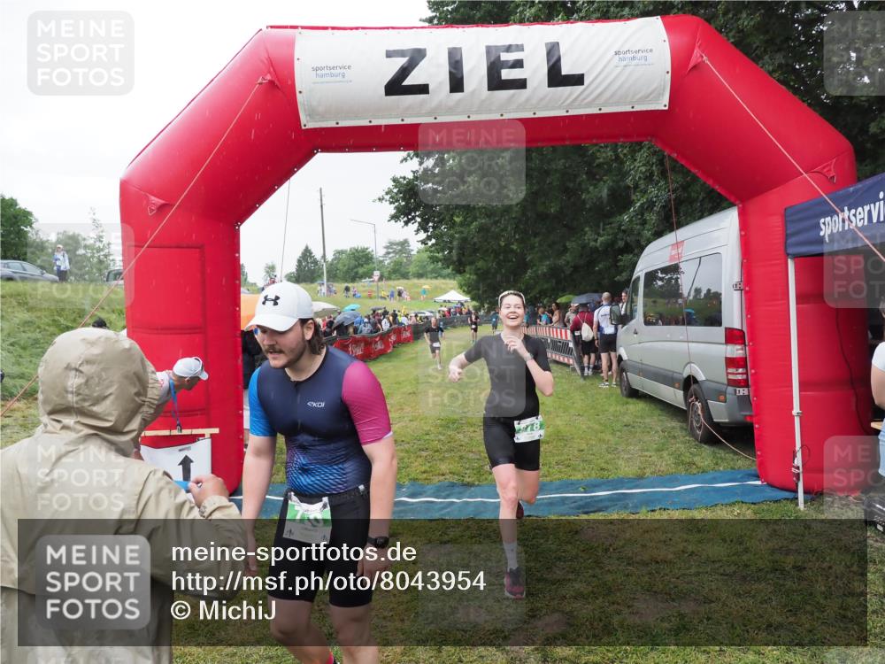21.06.2025 - 27. Vierlanden-Triathlon MichiJ http://msf.ph/oto/8043954 15.06.2026 13:44:29 Ziel 750, 878 meine-sportfotos.de