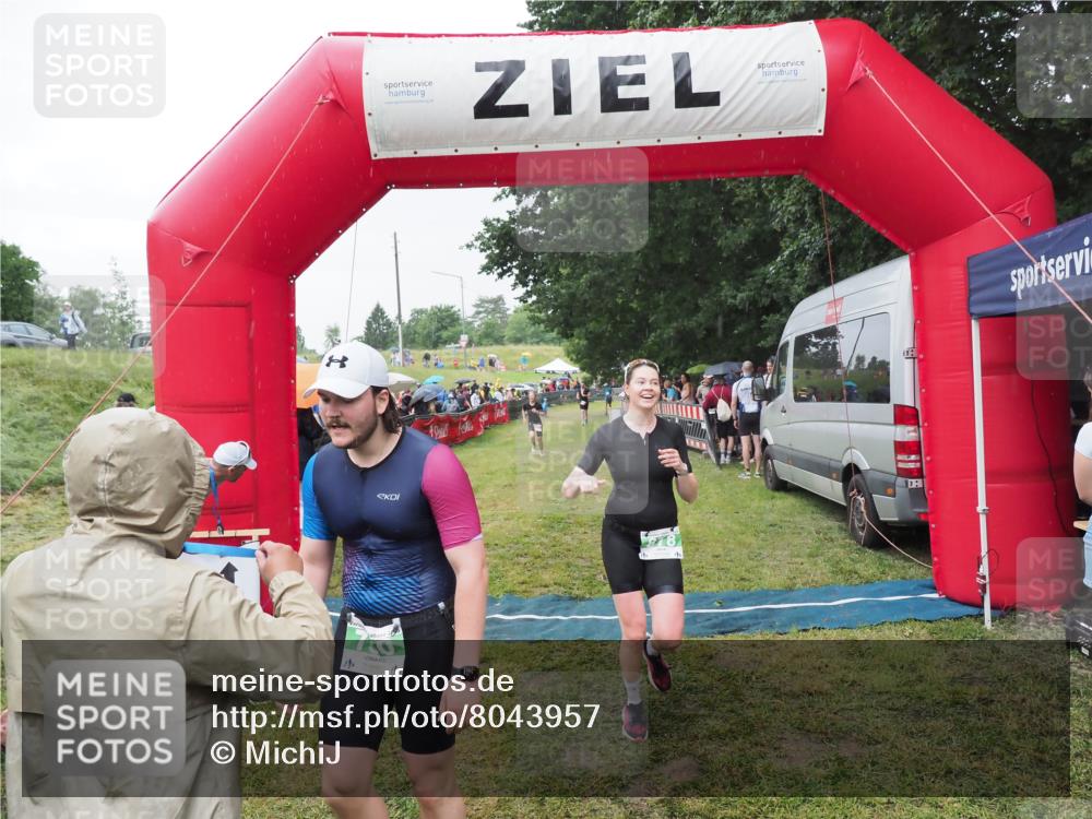 21.06.2025 - 27. Vierlanden-Triathlon MichiJ http://msf.ph/oto/8043957 15.06.2026 13:44:30 Ziel 222, 750, 878 meine-sportfotos.de
