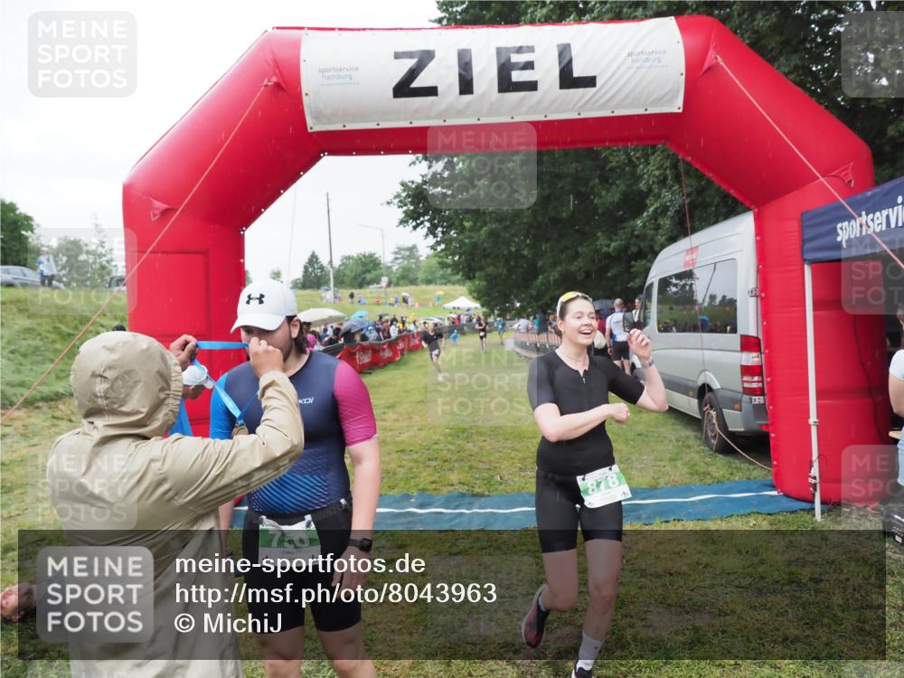 21.06.2025 - 27. Vierlanden-Triathlon MichiJ http://msf.ph/oto/8043963 15.06.2026 13:44:30 Ziel 222, 750, 878 meine-sportfotos.de
