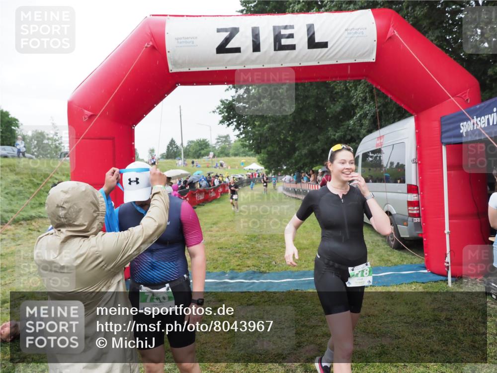 21.06.2025 - 27. Vierlanden-Triathlon MichiJ http://msf.ph/oto/8043967 15.06.2026 13:44:30 Ziel 222, 750, 878 meine-sportfotos.de