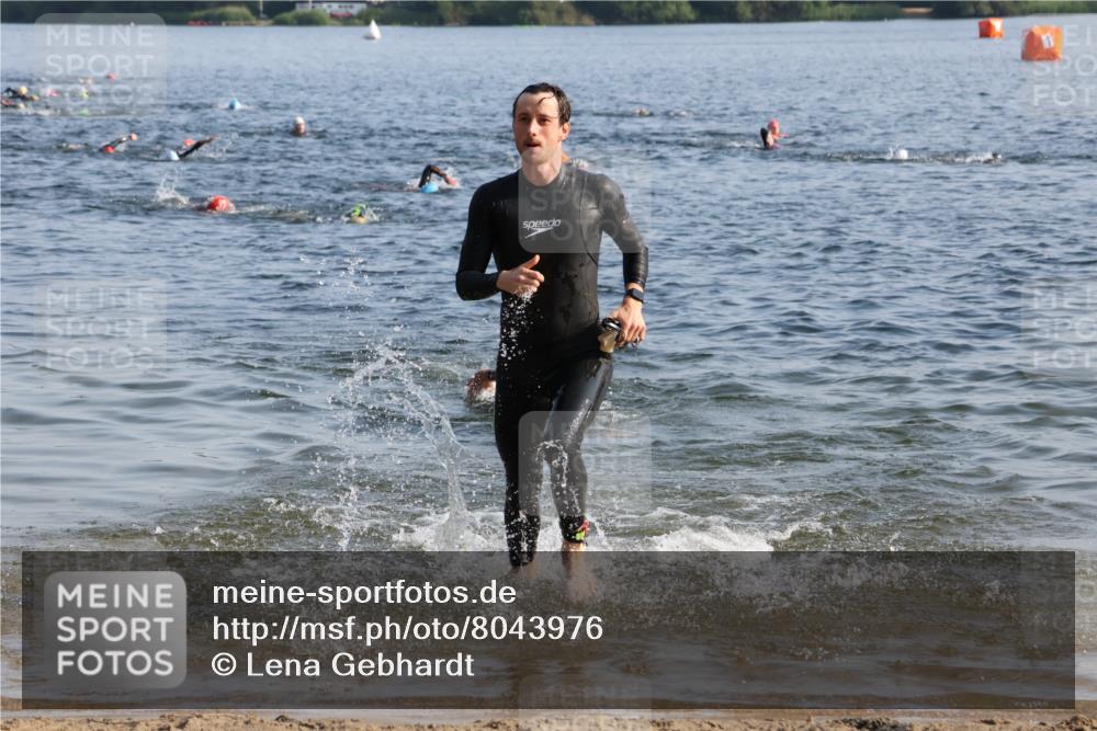15.06.2025 - 27. Vierlanden-Triathlon Lena Gebhardt http://msf.ph/oto/8043976 15.06.2025 08:34:21 Schwimmen 20 meine-sportfotos.de