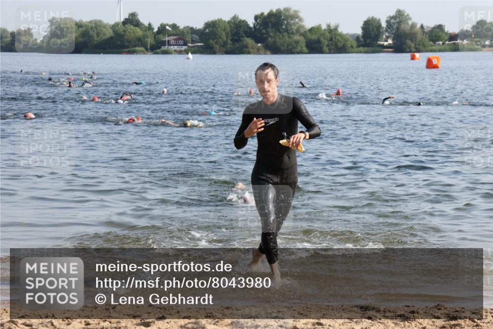 15.06.2025 - 27. Vierlanden-Triathlon Lena Gebhardt http://msf.ph/oto/8043980 15.06.2025 08:34:21 Schwimmen 20 meine-sportfotos.de
